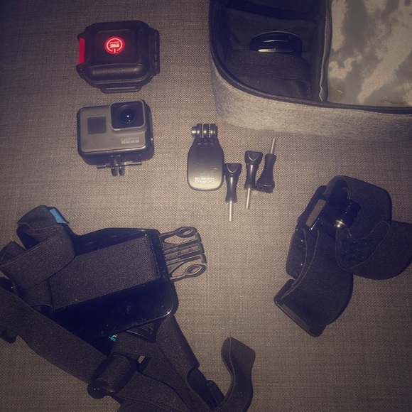 GoPro Hero 5 + Case + Kit - Picture 1 of 7